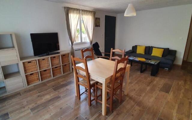 Logement, rez-de-jardin d’une maison, orée du bois