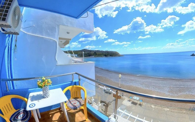 Blue House Beach Apartment - Sleeps 4 & Balcony