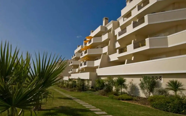 Stylish 2BR Apartment With Pool, Parking & Wifi