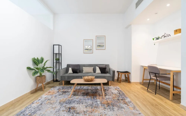 Whitesage - Magnificent Waterfront Apt, Steps From the Beach