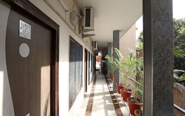 OYO 11937 Hotel Meedo