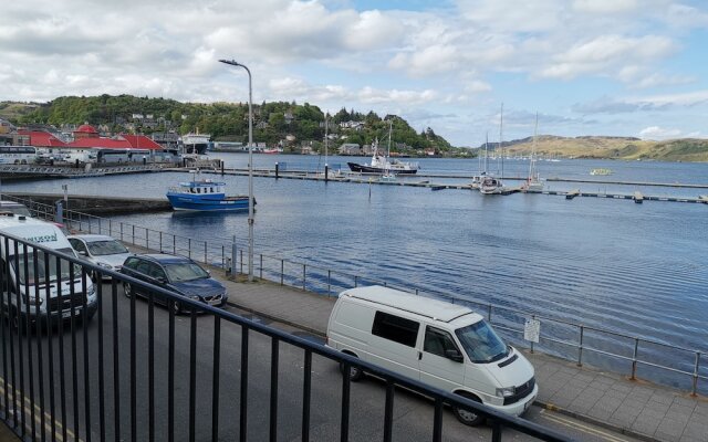 Bay View Esplanade Apartment Overlooking Harbour