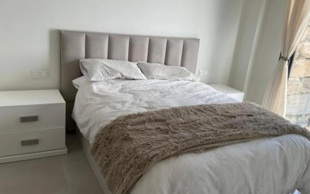 6 Guests - 3 Bedrooms - Private Garden - Pool