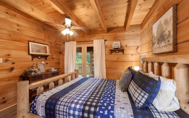 Pappy's Peak 2 Bedroom Cabin by RedAwning