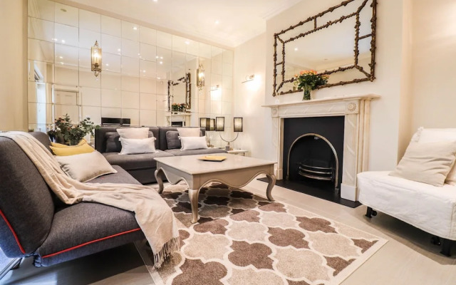 Beautiful Kensington Garden Apartment