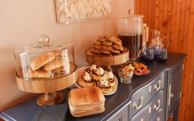 The Burrus House Inn Waterfront Suites