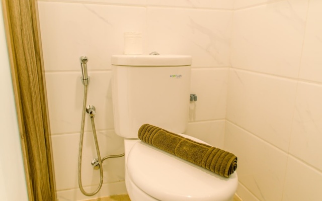 Cozy and Minimalist Studio at Sky House BSD Apartment – Bathroom – Legok