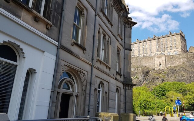 Edinburgh Chic Suite by Castle Terrace