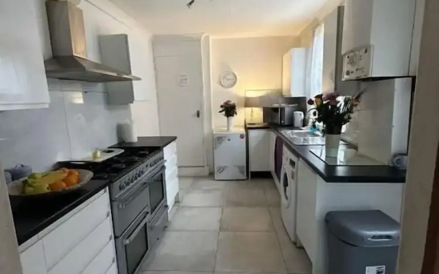 Luton Town House Near Airport