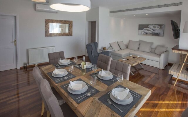 Elegant residence with Panoramic view to Acropolis by GHH