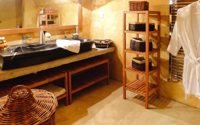 Charming Stone Cottage, Savoillans