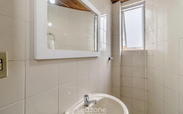 Apto com sacada a 100m da praia - Ingleses EAB203