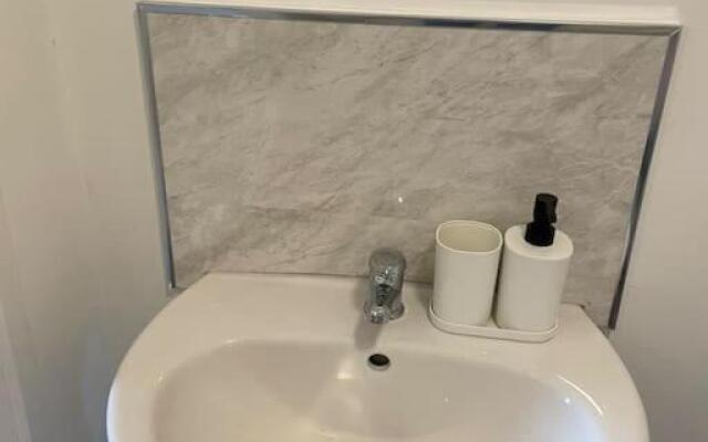 Lovely 1 bedroom studio apartment - Merthyr Tydfil