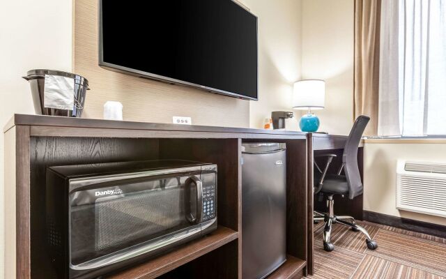 Van Wyck Hotel & Suites Near JFK Airport