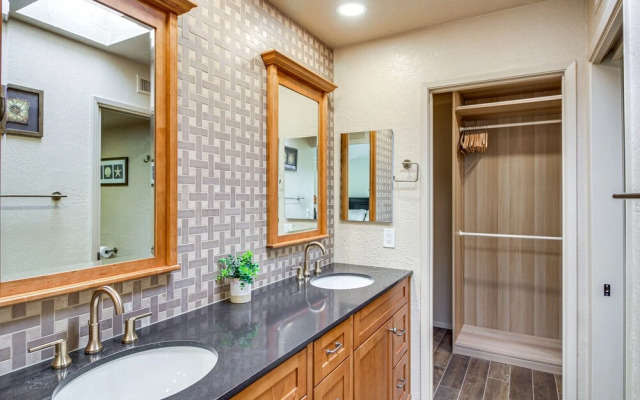 Tucson Townhome w/ Mountain View, Pool Access!