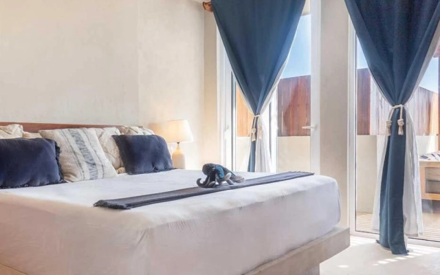 Enchanting 4 Bedroom PH With Beach Front