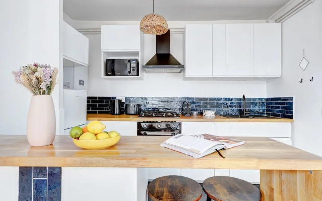 Bright 1BR Bastille Getaway - 4 Guests