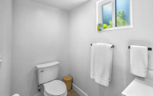 Stylish Sherman Oaks Townhouse W/ 3 Master Suites