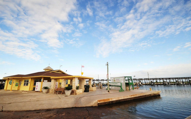 Bluff's Landing Marina and Lodge