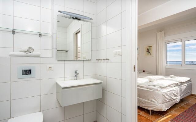 Lovely Beachfront Apartment with Sunny Balcony Ref 35
