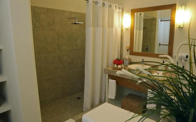 Villas Carey Condo