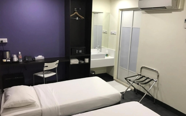 A Hotel Desker – Guest Rooms – Singapore