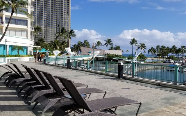 Fully Furnished Ilikai Tower 525 Condo With Free Wifi, Near Best Waikiki Beaches! by RedAwning
