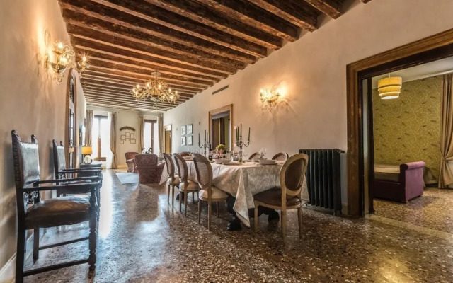 Palazzina Canal - Experience and Enjoy 5 Elegant Bedrooms