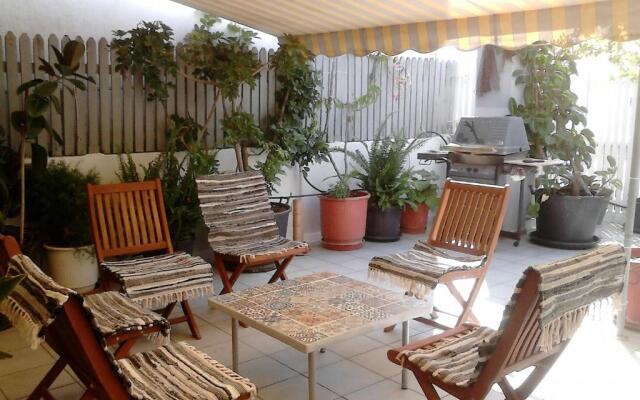 Roof-top garden apartment really well located in Athens