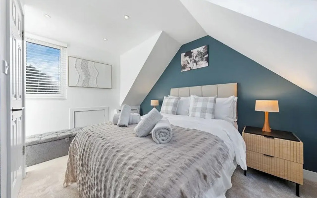 Spacious 4BR Home in Brentford, Free Parking
