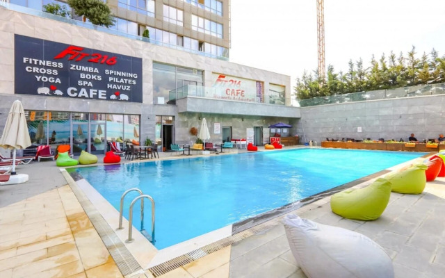Business-friendly Res With Pool in Fikirtepe