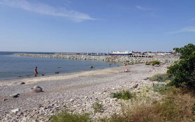 Stuga med havsutsikt och 50m till strand
