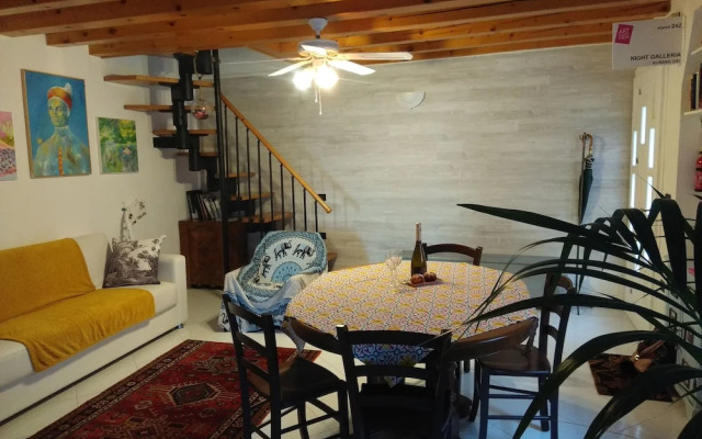 Night Galleria - bed & art