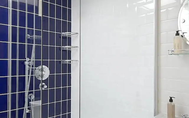 Dream Stays Bath - Trim Street Townhouse with Hot tub