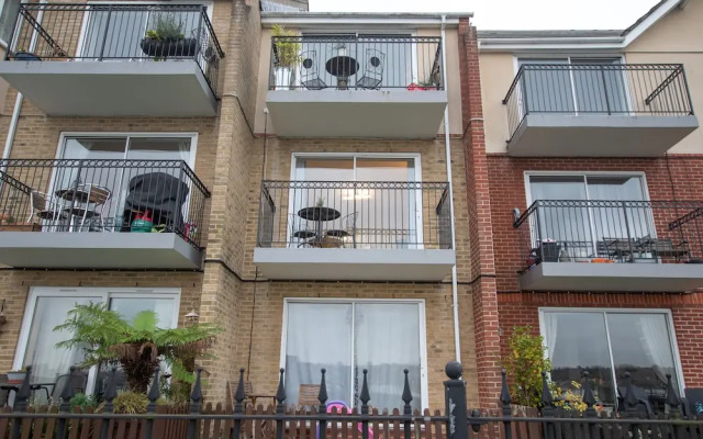 Vespasian Quay - Balcony overlooking the River Itchen - Secure & private parking