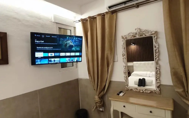 House with 9 private rooms