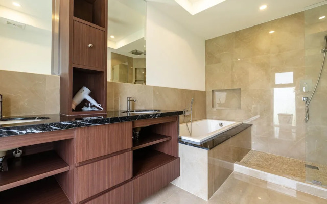 Modern 4 BR Pool & Tropical Garden MS-30
