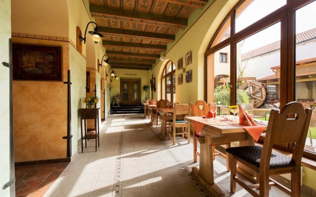 Hotel Selsky Dvur - Bohemian Village Courtyard