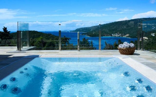 Luxurious 4 bedroom villa Xris with infinity pool and beach access