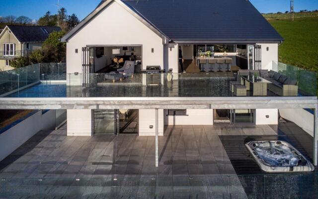 Sunrise - 5 Bedroom Luxurious Holiday Home - Pendine