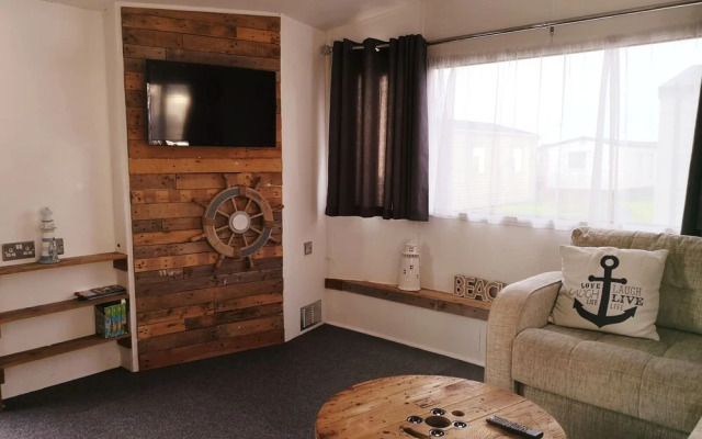 Whitstable Caravan - 5 Minutes Away From the Beach