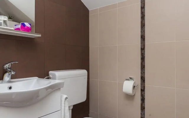 Apartment Cetinic - Two Bedroom Apartment With Terrace and Sea View