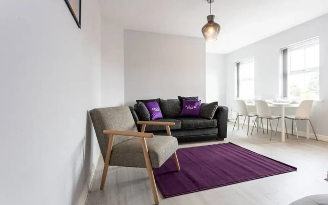 Lovely One-bedroom Serviced Apartment in Eccles