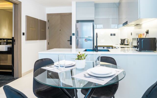 HomesGetaway Cozy 1BR in Binghatti Canal