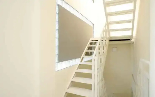 RedDoorz Plus near Pasar Gede Solo