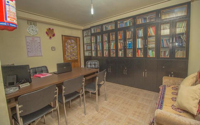 Townhouse OAK Hotel Regal Residency