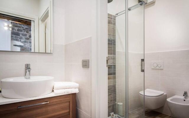 ALTIDO Elegant Apt for 4 at the Como's heart