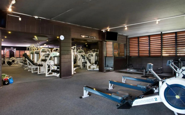 Cool Noosa Home. Central location. A/C. Gym. WIFI. Netflix