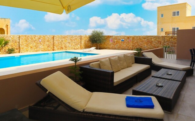 Comfortable Home With hot tub and Communal Pool