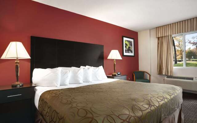 Travelodge by Wyndham Traverse City MI